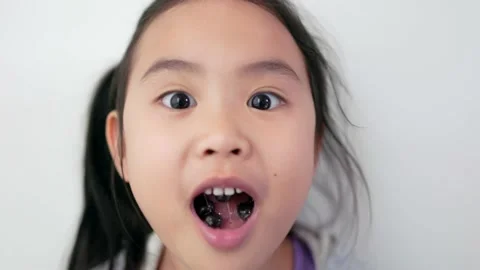 Asian girl drinking a drink using a straw. Vídeo Stock 169209295
