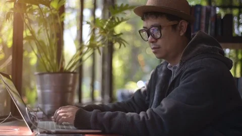 Asian Hacker using laptop and computers in cafe. Vidéo 85042469