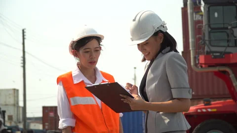 Asian harbor worker and manager  woman discussion and using clipboard checkin Stock-Footage 157716144