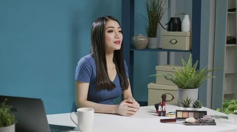 Asian influencer filming makeup tutorial video in studio Foto stock
