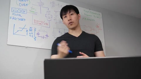 Asian instructor teaching an electronics class Vidéo 263858796