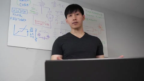 Asian instructor teaching an electronics class Vidéo 263858820