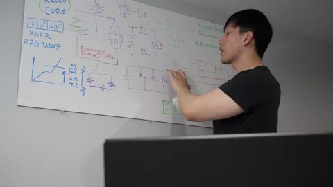 Asian instructor teaching an electronics class Vidéo 263858821