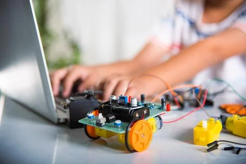 Asian kid boy learns coding and programming with laptop for Arduino robot car Stock-Fotos