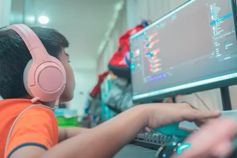 Asian kid is coding and scripting program on on his game streaming desktop co Foto stock