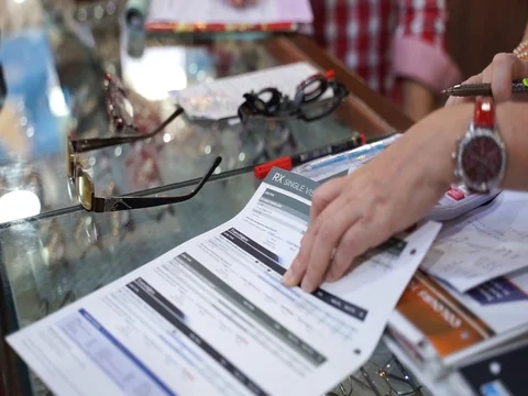 Asian lady counting the invoice Stock-Footage 103892794