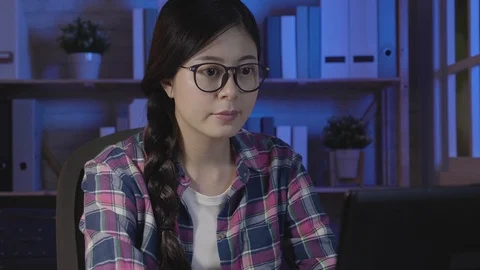 Asian lady keep awake by tea stay up late Vídeos de archivo 100952096