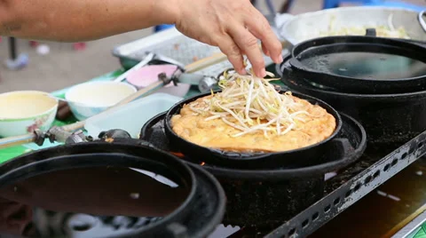 Asian Lady Making Creative Egg Omellete In Thailand 스톡 동영상 30260408