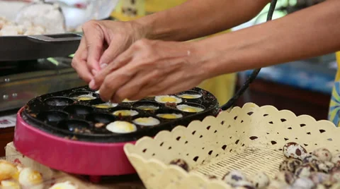 Asian Lady Making Quail Eggs Khai Nok Kra Ta 스톡 동영상 30351618