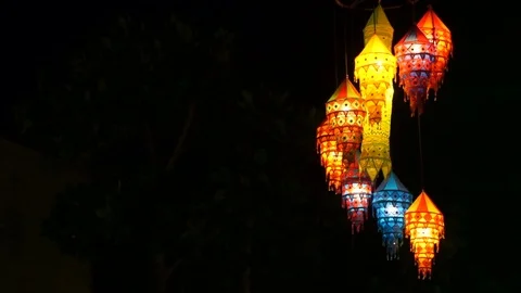 Asian lanterns swaying in the wind 動画素材 81227590