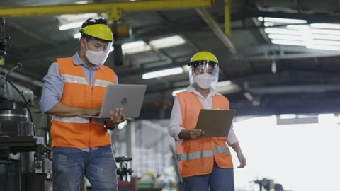 Asian machine engineer put on mask and face shield while working in industrial 스톡 동영상 146787999
