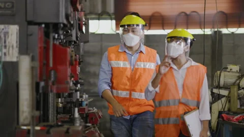 Asian machine engineer put on mask and face shield while working in industrial Vidéo 146788530