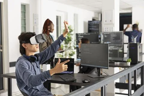 Asian Male Developer Interacts with VR Coding Tools Stockfoto's