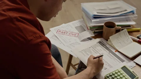 Asian Man Calculating Past Due Utility Bills for Debt Management Vídeos de archivo 344648080