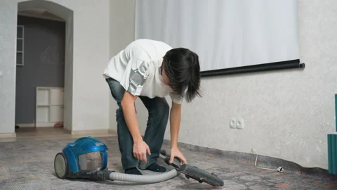 Asian man fixing cleaning device. Person assembling vacuum parts in living room Vídeos de archivo 342339054