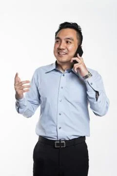 Asian man happy while talking over the phone Stock-Fotos