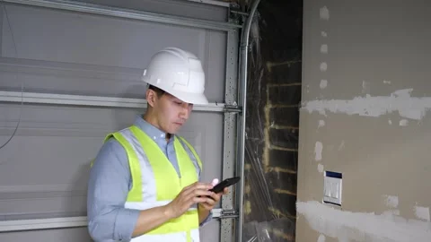 Asian man home inspector checking the structure of a garage Vidéo 274925615