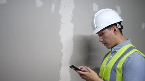 Asian man home inspector checking the structure of a garage Vidéo 274925617