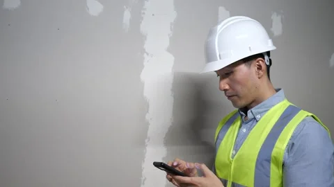 Asian man home inspector checking the structure of a garage Vidéo 274925621