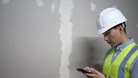 Asian man home inspector checking the structure of a garage Vidéo 274925627