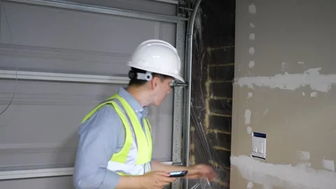 Asian man home inspector checking the structure of a garage Vidéo 274925641