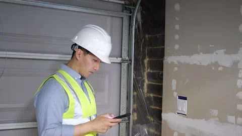 Asian man home inspector checking the structure of a garage Vidéo 274925675