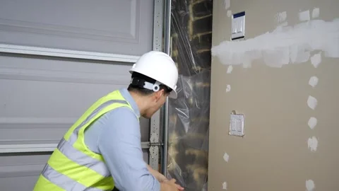 Asian man home inspector checking the structure of a garage Vidéo 274925680