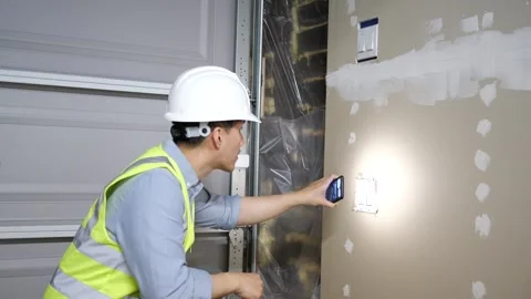 Asian man home inspector checking the structure of a garage Vidéo 274925683