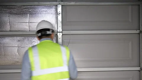 Asian man home inspector checking the structure of a garage Vidéo 274925725