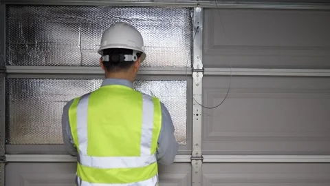 Asian man home inspector checking the structure of a garage Vidéo 274925744