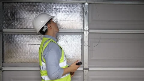 Asian man home inspector checking the structure of a garage Vidéo 274925748