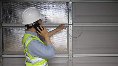 Asian man home inspector checking the structure of a garage Vidéo 274925750