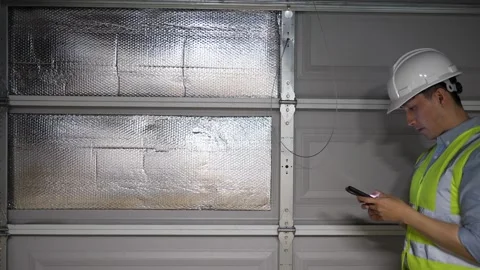Asian man home inspector checking the structure of a garage Vidéo 274925753