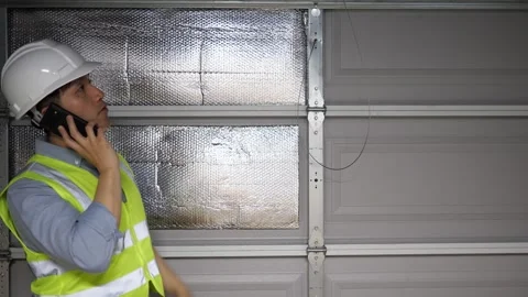 Asian man home inspector checking the structure of a garage Vidéo 274925766