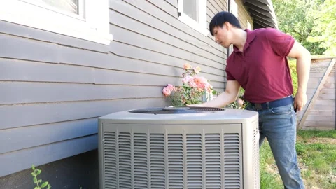 Asian man HVAC technician checking and diagnosing air conditioning unit Vidéo 280142728
