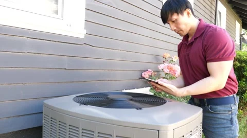 Asian man HVAC technician checking and diagnosing air conditioning unit Vidéo 280142833