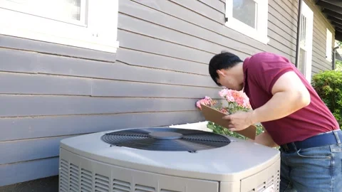 Asian man HVAC technician checking and diagnosing air conditioning unit Vidéo 280142862