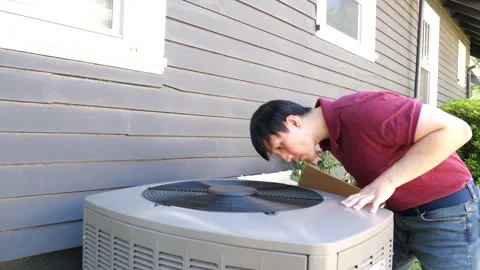 Asian man HVAC technician checking and diagnosing air conditioning unit Vidéo 280142887