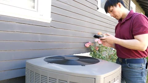 Asian man HVAC technician checking and diagnosing air conditioning unit Vidéo 280142970