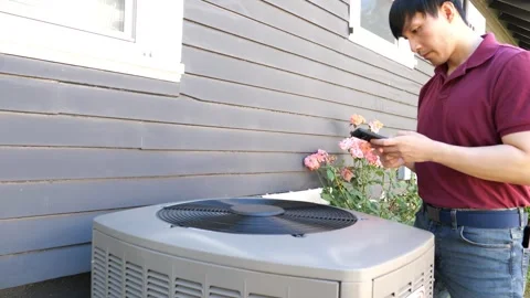 Asian man HVAC technician checking and diagnosing air conditioning unit Vidéo 280142993