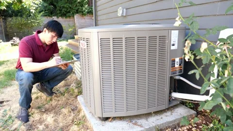 Asian man HVAC technician checking and diagnosing air conditioning unit Vidéo 280142999