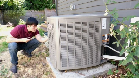 Asian man HVAC technician checking and diagnosing air conditioning unit 库存影片 280143013