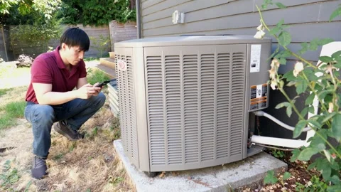 Asian man HVAC technician checking and diagnosing air conditioning unit 库存影片 280143060