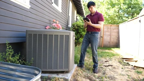 Asian man HVAC technician checking and diagnosing air conditioning unit 库存影片 280143142