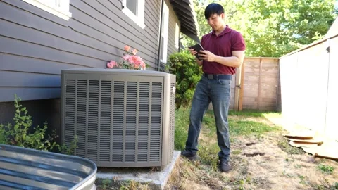 Asian man HVAC technician checking and diagnosing air conditioning unit 库存影片 280143156