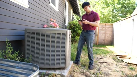 Asian man HVAC technician checking and diagnosing air conditioning unit 库存影片 280143197