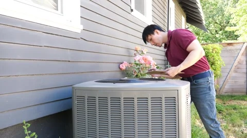 Asian man HVAC technician checking and diagnosing air conditioning unit 库存影片 280143201