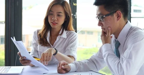 Asian man manager consulting with working women in business office Stock Footage 85071205
