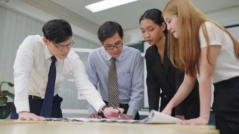 Asian man manager talking, planning financial strategy, with group of employees. 스톡 동영상 247553278