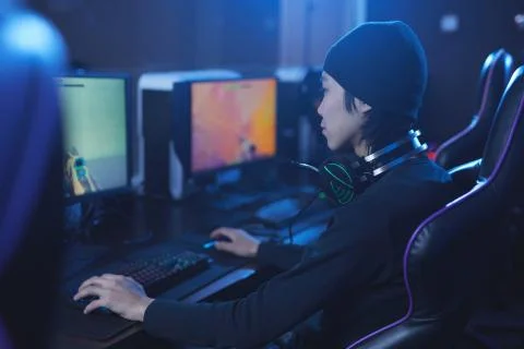 Asian Man Playing Computer Game Foto stock